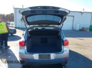 ✅ 2017 Volkswagen Tiguan S • VIN: WVGAV7AX9HK027199 • Lot: 43721533. Wystawiony na IAAI z przebiegiem 65 638 mil. Bezpłatny archiwum sprzedaży aukcyjnych z USA i szczegółowy raport historii pojazdu na DreamBid. Zdjęcie 18.