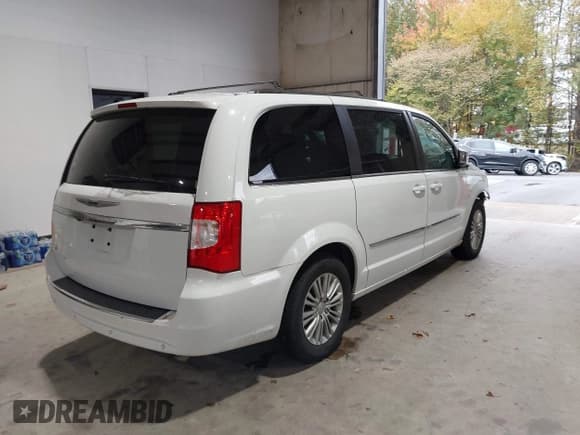 ✅ 2015 Chrysler Town & Country Touring L • VIN: 2C4RC1CG9FR619949 • Lot: 43549052. Listed on IAAI with 69,904 mi. Free auction sales archive from the USA and detailed vehicle history report at DreamBid. Image 4.