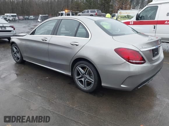 ✅ 2019 Mercedes-Benz C 300 • VIN: 55SWF8EBXKU318356 • Lot: 38609115. Wystawiony na IAAI z przebiegiem 47 860 mil. Bezpłatny archiwum sprzedaży aukcyjnych z USA i szczegółowy raport historii pojazdu na DreamBid. Zdjęcie 3.