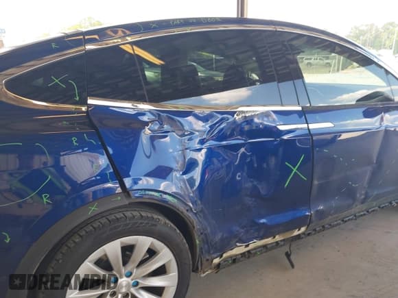 ✅ 2016 Tesla Model X 70D • VIN: 5YJXCAE23GF004285 • Lot: 42179024. Wystawiony na IAAI z przebiegiem 108 472 mil. Bezpłatny archiwum sprzedaży aukcyjnych z USA i szczegółowy raport historii pojazdu na DreamBid. Zdjęcie 6.