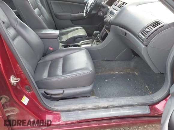 ✅ 2006 Honda Accord EX-L • VIN: 1HGCM56826A041570 • Lot: 42045251. Listed on IAAI with 271,972 mi. Free auction sales archive from the USA and detailed vehicle history report at DreamBid. Image 5.