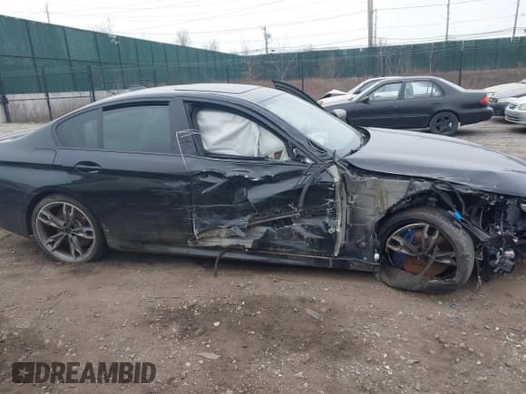 ✅ 2022 BMW 5 Series M550i xDrive • VIN: WBA13BK01NCH76521 • Lot: 41904437. Wystawiony na IAAI z przebiegiem Nie podano. Bezpłatny archiwum sprzedaży aukcyjnych z USA i szczegółowy raport historii pojazdu na DreamBid. Zdjęcie 18.