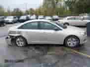 2013 Chevrolet Cruze LS z VIN 1G1PA5SH5D7194283, wystawiony jako IAAI lot #43503568 z przebiegiem 88 253 mil mil oraz . Historia ofert i sprzedaży dostępna na DreamBid. Obrazek 14.