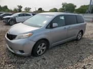 ✅ 2011 Toyota Sienna LE • VIN: 5TDKK3DC5BS123589 • Лот: 59227665. Опубликован ранее на Copart с пробегом 240 431 миль. Бесплатный доступ к архиву аукционных продаж из США и подробный отчёт об истории автомобиля на DreamBid. Изображение 1.