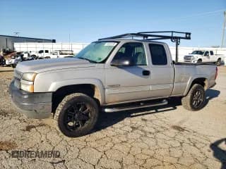 ✅ 2005 Chevrolet Silverado 2500HD LS • VIN: 1GCHK29U25E215145 • Lot: 70629135. Wystawiony na Copart z przebiegiem 171 989 mil. Bezpłatny archiwum sprzedaży aukcyjnych z USA i szczegółowy raport historii pojazdu na DreamBid. Zdjęcie 1.