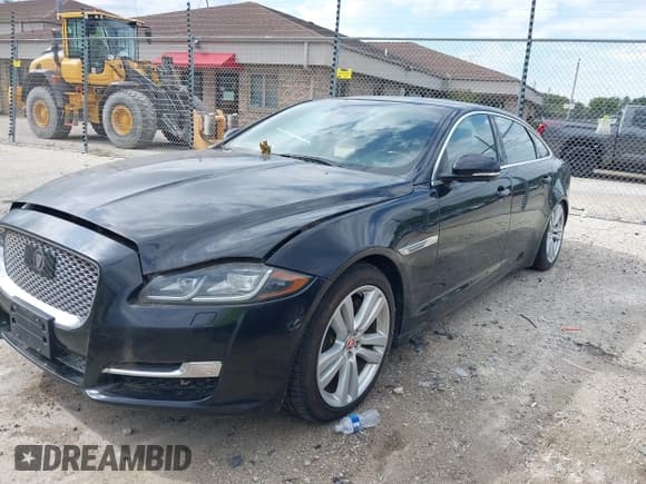 ✅ 2017 Jaguar XJ Portfolio • VIN: SAJWJ2GD4H8W04869 • Lot: 43280185. Listed on IAAI with 77,517 mi. Free auction sales archive from the USA and detailed vehicle history report at DreamBid. Image 17.