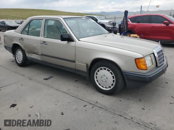 ✅ 1989 Mercedes-Benz 260 • VIN: WDBEA26D0KA898300 • Lot: 62012555. Wystawiony na Copart z przebiegiem 31 503 mil. Bezpłatny archiwum sprzedaży aukcyjnych z USA i szczegółowy raport historii pojazdu na DreamBid. Zdjęcie 4.