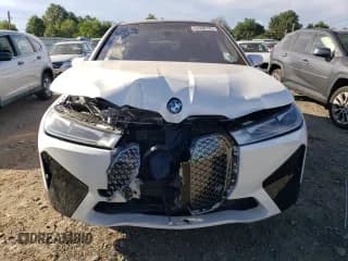 ✅ 2023 BMW iX xDrive50 • VIN: WB523CF07PCM92331 • Lot: 64938133. Wystawiony na Copart z przebiegiem Nie podano. Bezpłatny archiwum sprzedaży aukcyjnych z USA i szczegółowy raport historii pojazdu na DreamBid. Zdjęcie 5.