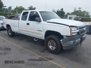 2005 Chevrolet Silverado 2500HD LS с VIN 1GCHK29U85E272434, выставлен на аукционе IAAI как лот 42370972 с пробегом Не указан миль и . История ставок и продаж доступна на DreamBid. Изображение 1.