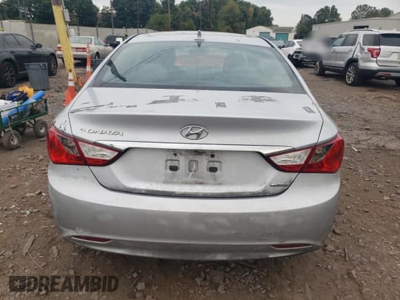 ✅ 2011 Hyundai Sonata SE • VIN: 5NPEC4AC6BH269610 • Lot: 72207464. Listed on Copart with 281,963 mi. Free auction sales archive from the USA and detailed vehicle history report at DreamBid. Image 6.