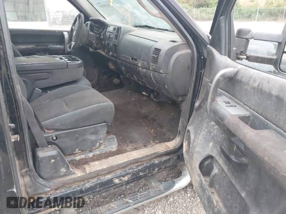 2007 Chevrolet Silverado 2500HD LTZ z VIN 1GCHK29647E588854, wystawiony jako IAAI lot #43130829 z przebiegiem 183 985 mil mil oraz . Historia ofert i sprzedaży dostępna na DreamBid. Obrazek 5.