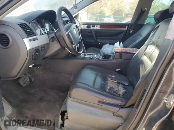 ✅ 2005 Volkswagen Touareg • VIN: WVGZG77L75D075978 • Lot: 92805195. Wystawiony na Copart z przebiegiem Nie podano. Bezpłatny archiwum sprzedaży aukcyjnych z USA i szczegółowy raport historii pojazdu na DreamBid. Zdjęcie 7.