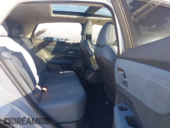 ✅ 2024 Nissan ARIYA Platinum+ • VIN: JN1DF0CD0RM733320 • Lot: 43367061. Wystawiony na IAAI z przebiegiem 24 730 mil. Bezpłatny archiwum sprzedaży aukcyjnych z USA i szczegółowy raport historii pojazdu na DreamBid. Zdjęcie 8.