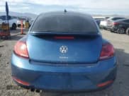 ✅ 2018 Volkswagen Beetle S • VIN: 3VWFD7AT6JM702738 • Lot: 58273495. Wystawiony na Copart z przebiegiem Nie podano. Bezpłatny archiwum sprzedaży aukcyjnych z USA i szczegółowy raport historii pojazdu na DreamBid. Zdjęcie 6.