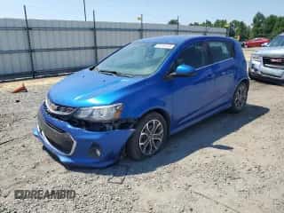 2017 Chevrolet Sonic LT z VIN 1G1JD6SBXH4141570, wystawiony jako Copart lot #61239724 z przebiegiem 108 978 mil mil oraz Szkoda całkowita • Salvage title. Historia ofert i sprzedaży dostępna na DreamBid. Obrazek 1.