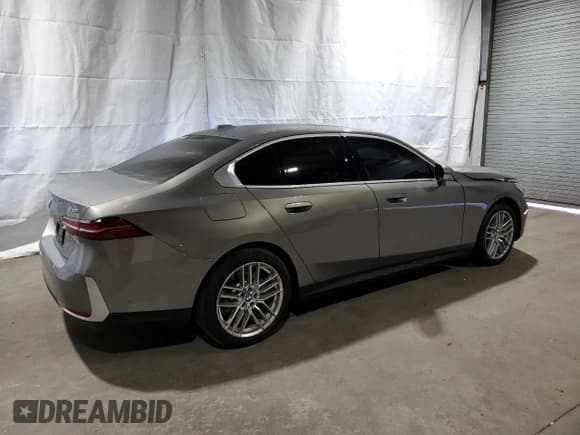 ✅ 2024 BMW 5 Series 530i xDrive • VIN: WBA53FJ06RCS08858 • Лот: 73521784. Опубликован ранее на Copart с пробегом 4 823 миль. Бесплатный доступ к архиву аукционных продаж из США и подробный отчёт об истории автомобиля на DreamBid. Изображение 3.