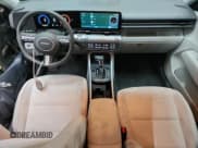 ✅ 2025 Hyundai Kona SEL • VIN: KM8HB3AB8SU212246 • Lot: 90502825. Wystawiony na Copart z przebiegiem 26 522 mil. Bezpłatny archiwum sprzedaży aukcyjnych z USA i szczegółowy raport historii pojazdu na DreamBid. Zdjęcie 8.