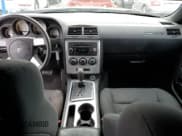 ✅ 2010 Dodge Challenger SE • VIN: 2B3CJ4DV4AH322761 • Lot: 86652574. Wystawiony na Copart z przebiegiem 142 726 mil. Bezpłatny archiwum sprzedaży aukcyjnych z USA i szczegółowy raport historii pojazdu na DreamBid. Zdjęcie 8.