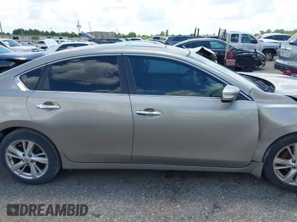 ✅ 2015 Nissan Altima SV • VIN: 1N4AL3AP7FC160124 • Lot: 42983726. Listed on IAAI with 121,852 mi. Free auction sales archive from the USA and detailed vehicle history report at DreamBid. Image 13.