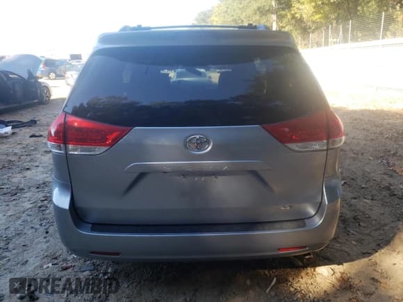 ✅ 2014 Toyota Sienna LE • VIN: 5TDKK3DC9ES481766 • Lot: 82412895. Listed on Copart with 255,826 mi. Free auction sales archive from the USA and detailed vehicle history report at DreamBid. Image 6.