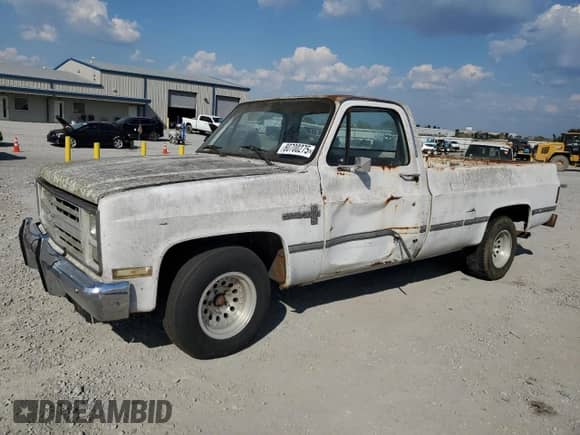 1986 Chevrolet Silverado 1500 z VIN 1GCDC14H9GF315305, wystawiony jako Copart lot #80700275 z przebiegiem 186 242 mil mil oraz Szkoda całkowita • Salvage title. Historia ofert i sprzedaży dostępna na DreamBid. Obrazek 1.