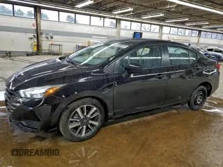 ✅ 2025 Nissan Versa SV • VIN: 3N1CN8EV5SL870658 • Лот: 94341845. Опубликован ранее на Copart с пробегом 6 838 миль. Бесплатный доступ к архиву аукционных продаж из США и подробный отчёт об истории автомобиля на DreamBid. Изображение 1.