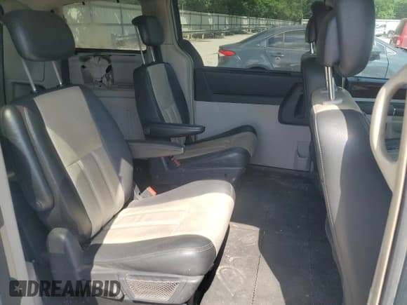 ✅ 2010 Chrysler Town & Country Touring Plus • VIN: 2A4RR8D19AR398096 • Lot: 62332725. Wystawiony na Copart z przebiegiem 289 102 mil. Bezpłatny archiwum sprzedaży aukcyjnych z USA i szczegółowy raport historii pojazdu na DreamBid. Zdjęcie 11.