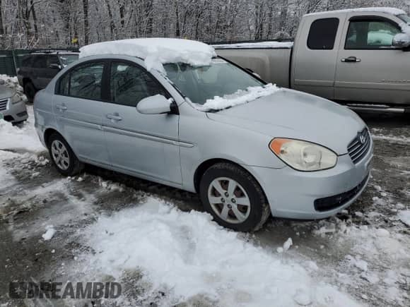 2008 Hyundai Accent GLS z VIN KMHCN46C68U182357, wystawiony jako Copart lot #40635904 z przebiegiem 54 920 mil mil oraz Czysty tytuł • Clean title. Historia ofert i sprzedaży dostępna na DreamBid. Obrazek 4.