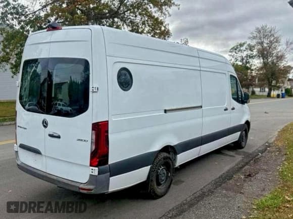 ✅ 2022 Mercedes-Benz Sprinter • VIN: W1W4DCHY7NT095409 • Лот: 96665725. Опубликован ранее на Copart с пробегом 186 236 миль. Бесплатный доступ к архиву аукционных продаж из США и подробный отчёт об истории автомобиля на DreamBid. Изображение 4.