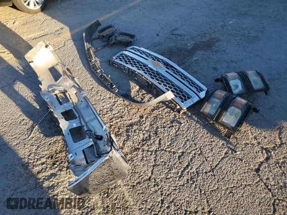 2015 Chevrolet Silverado 1500 LT z VIN 1GCRCREC4FZ262324, wystawiony jako Copart lot #84000115 z przebiegiem 129 765 mil mil oraz Szkoda całkowita • Salvage title. Historia ofert i sprzedaży dostępna na DreamBid. Obrazek 12.