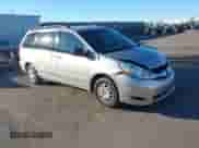 2005 Toyota Sienna LE z VIN 5TDZA23C55S326516, wystawiony jako IAAI lot #43476821 z przebiegiem 117 254 mil mil oraz . Historia ofert i sprzedaży dostępna na DreamBid. Obrazek 1.