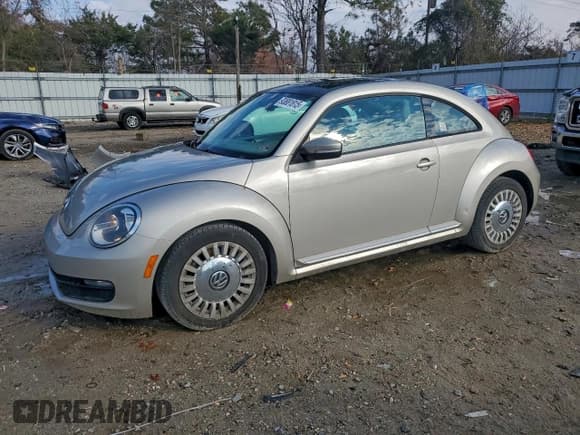 ✅ 2013 Volkswagen Beetle 2.5L • VIN: 3VWJX7AT8DM665018 • Lot: 93881815. Wystawiony na Copart z przebiegiem 120 905 mil. Bezpłatny archiwum sprzedaży aukcyjnych z USA i szczegółowy raport historii pojazdu na DreamBid. Zdjęcie 1.