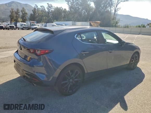 ✅ 2024 Mazda 3 S Carbon Edition • VIN: JM1BPBLM9R1650032 • Лот: 94316265. Опубликован ранее на Copart с пробегом 17 261 миль. Бесплатный доступ к архиву аукционных продаж из США и подробный отчёт об истории автомобиля на DreamBid. Изображение 3.