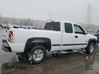 2000 Chevrolet Silverado 2500 LT z VIN 1GCGK29U8YE113106, wystawiony jako Copart lot #51985305 z przebiegiem 296 670 mil mil oraz Szkoda całkowita • Salvage title. Historia ofert i sprzedaży dostępna na DreamBid. Obrazek 3.