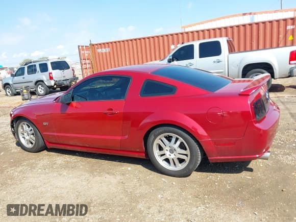 ✅ 2005 Ford Mustang GT Deluxe • VIN: 1ZVHT82H555212329 • Lot: 43323586. Wystawiony na IAAI z przebiegiem 98 199 mil. Bezpłatny archiwum sprzedaży aukcyjnych z USA i szczegółowy raport historii pojazdu na DreamBid. Zdjęcie 14.