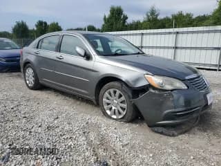 ✅ 2013 Chrysler 200 Touring • VIN: 1C3CCBBB9DN714382 • Lot: 70914565. Wystawiony na Copart z przebiegiem 128 517 mil. Bezpłatny archiwum sprzedaży aukcyjnych z USA i szczegółowy raport historii pojazdu na DreamBid. Zdjęcie 4.
