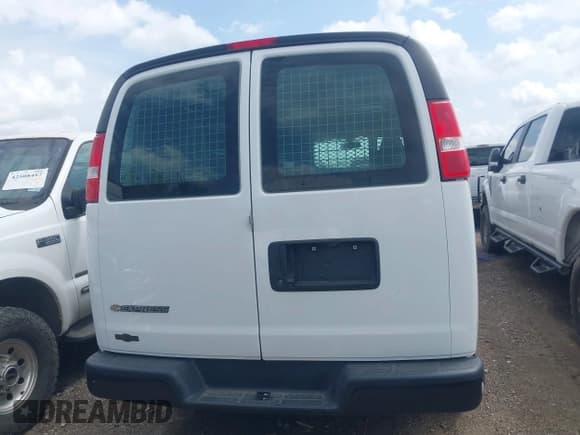 ✅ 2020 Chevrolet Express Cargo • VIN: 1GCWGAFP3L1240299 • Lot: 42522748. Wystawiony na IAAI z przebiegiem 129 759 mil. Bezpłatny archiwum sprzedaży aukcyjnych z USA i szczegółowy raport historii pojazdu na DreamBid. Zdjęcie 16.