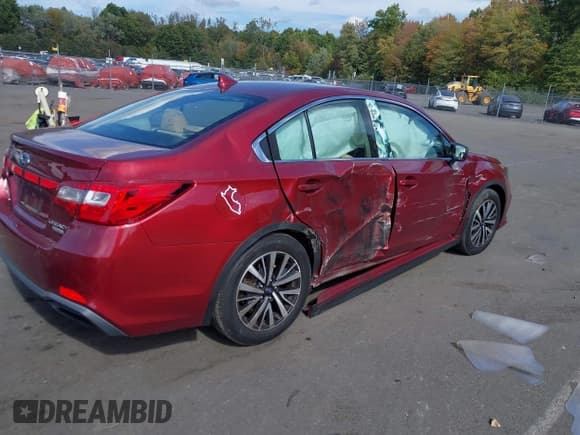 ✅ 2018 Subaru Legacy Premium • VIN: 4S3BNAC69J3017766 • Lot: 43392963. Wystawiony na IAAI z przebiegiem 122 634 mil. Bezpłatny archiwum sprzedaży aukcyjnych z USA i szczegółowy raport historii pojazdu na DreamBid. Zdjęcie 4.