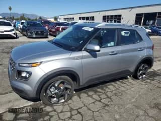 2025 Hyundai Venue SEL z VIN KMHRC8A3XSU401875, wystawiony jako Copart lot #87035195 z przebiegiem 4 093 mil mil oraz Nie do naprawy • Non repairable. Historia ofert i sprzedaży dostępna na DreamBid. Obrazek 1.