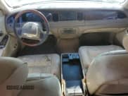 ✅ 2002 Lincoln Town Car Signature • VIN: 1LNHM82WX2Y637646 • Lot: 70928445. Wystawiony na Copart z przebiegiem 204 031 mil. Bezpłatny archiwum sprzedaży aukcyjnych z USA i szczegółowy raport historii pojazdu na DreamBid. Zdjęcie 8.