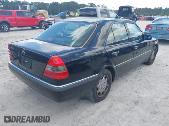 ✅ 1995 Mercedes-Benz C 2.8L • VIN: WDBHA28E1SF176775 • Лот: 42528188. Опубликован ранее на IAAI с пробегом 144 906 миль. Бесплатный доступ к архиву аукционных продаж из США и подробный отчёт об истории автомобиля на DreamBid. Изображение 4.