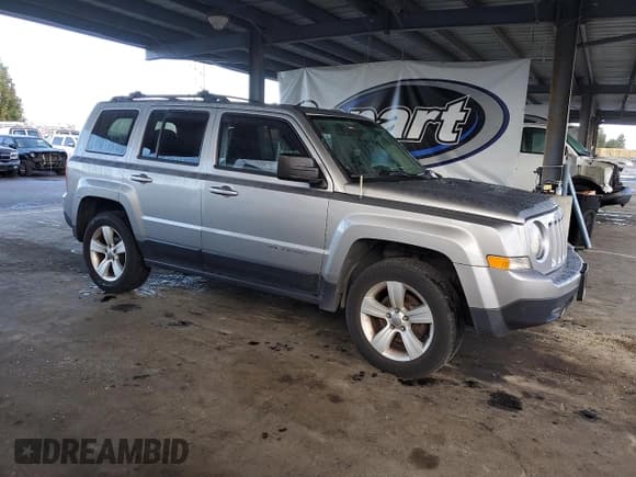 ✅ 2015 Jeep Patriot Altitude • VIN: 1C4NJRBB2FD135987 • Lot: 91443265. Wystawiony na Copart z przebiegiem 165 922 mil. Bezpłatny archiwum sprzedaży aukcyjnych z USA i szczegółowy raport historii pojazdu na DreamBid. Zdjęcie 4.