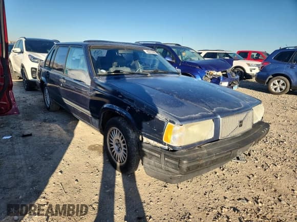 ✅ 1993 Volvo 900 GLS • VIN: YV1JS8833P3141210 • Lot: 82310995. Wystawiony na Copart z przebiegiem 169 873 mil. Bezpłatny archiwum sprzedaży aukcyjnych z USA i szczegółowy raport historii pojazdu na DreamBid. Zdjęcie 4.