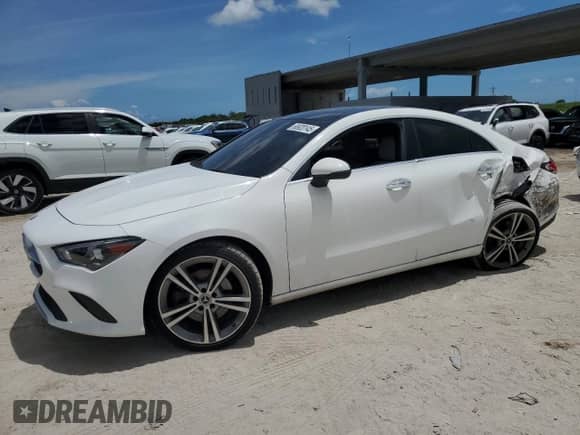 2021 Mercedes-Benz CLA 250 z VIN W1K5J4GB2MN189993, wystawiony jako Copart lot #68920145 z przebiegiem 52 840 mil mil oraz Szkoda całkowita • Salvage title. Historia ofert i sprzedaży dostępna na DreamBid. Obrazek 1.