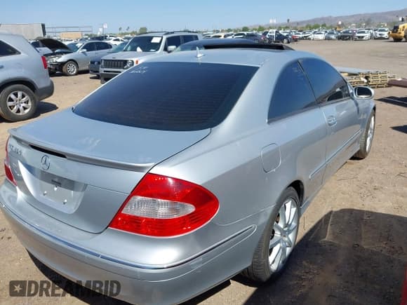✅ 2007 Mercedes-Benz CLK 350 • VIN: WDBTJ56H07F205571 • Lot: 42442451. Listed on IAAI with 306,340 mi. Free auction sales archive from the USA and detailed vehicle history report at DreamBid. Image 4.