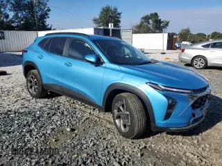 ✅ 2025 Chevrolet Trax LT • VIN: KL77LHEP2SC131035 • Лот: 82553245. Опубликован ранее на Copart с пробегом 8 036 миль. Бесплатный доступ к архиву аукционных продаж из США и подробный отчёт об истории автомобиля на DreamBid. Изображение 4.