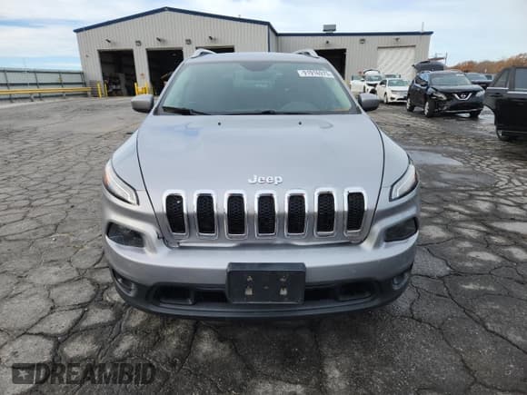✅ 2015 Jeep Cherokee Latitude • VIN: 1C4PJMCS9FW709421 • Lot: 91916975. Wystawiony na Copart z przebiegiem 175 304 mil. Bezpłatny archiwum sprzedaży aukcyjnych z USA i szczegółowy raport historii pojazdu na DreamBid. Zdjęcie 5.