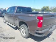 ✅ 2019 Chevrolet Silverado 1500 RST • VIN: 3GCUYEED0KG250193 • Lot: 43152543. Wystawiony na IAAI z przebiegiem 77 720 mil. Bezpłatny archiwum sprzedaży aukcyjnych z USA i szczegółowy raport historii pojazdu na DreamBid. Zdjęcie 3.