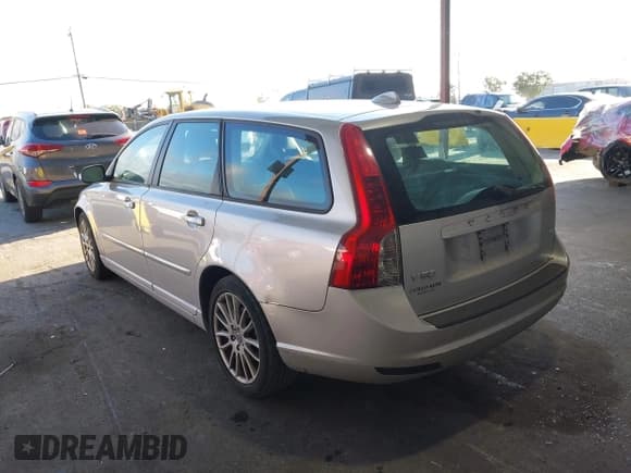 ✅ 2009 Volvo V50 • VIN: YV1MW390592470167 • Lot: 42473638. Listed on IAAI with 104,772 mi. Free auction sales archive from the USA and detailed vehicle history report at DreamBid. Image 3.