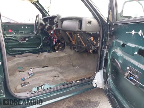 ✅ 2006 Chevrolet Silverado 1500 LS • VIN: 2GCEC13V161225437 • Lot: 43364401. Wystawiony na IAAI z przebiegiem Nie podano mil. Skorzystaj z bezpłatnego archiwum sprzedaży aukcyjnych z USA i zobacz szczegółowy raport historii pojazdu na DreamBid. Zdjęcie 5.